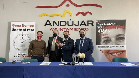 Cruz Roja entrega al Ayuntamiento de Andújar un reconocimiento por su colaboración en los proyectos de empleo y formación.