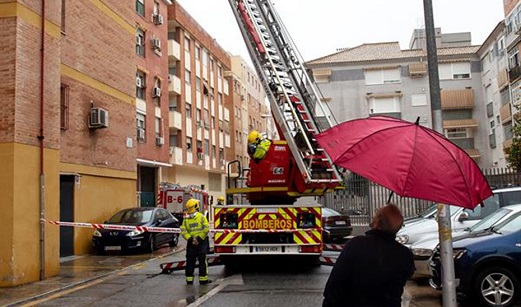 Un piso calcinado en Andújar tras registrarse un incendio que no ha causado heridos.