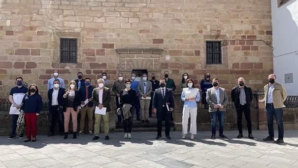 Casi una veintena de alcaldes y alcaldesas de la provincia de Jaén se dan cita en Andújar para abordar la “fuga” de profesionales médicos de los centros hospitalarios de las Agencias Sanitarias.