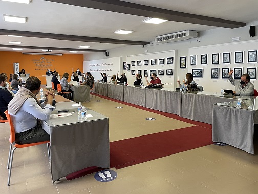 El Pleno aprueba una moción para reclamar a la Junta de Andalucía la financiación íntegra de los gastos extraordinarios de desinfección y prevención en los centros educativos.