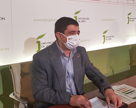 Reyes ofrece colaboración a la Junta para facilitar la vacunación pese a no ser competencia de Diputación.