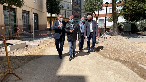 El diputado de Infraestructuras Municipales visita obras que financia la Diputación en distintas calles de Andújar.