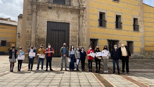 El concejal de Patrimonio entrega los premios al alumnado ganador de los talleres divulgativos sobre el Plan Especial del Casco Histórico.