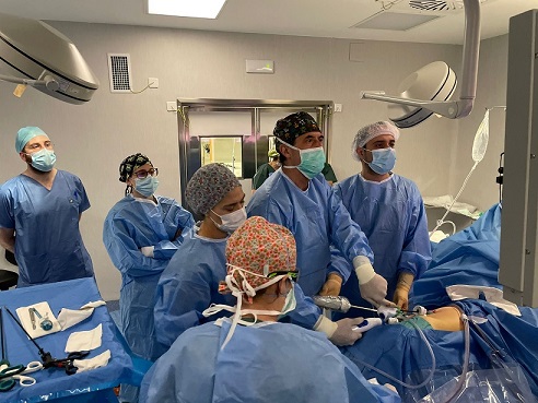 Urología del Hospital de Jaén realiza una técnica pionera por laparoscopia.