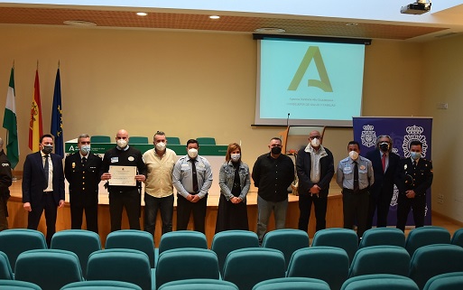 Trinidad Rus asiste a la entrega de la mención honorífica que la Policía Nacional otorga a los vigilantes de seguridad del Hospital Alto Guadalquivir.