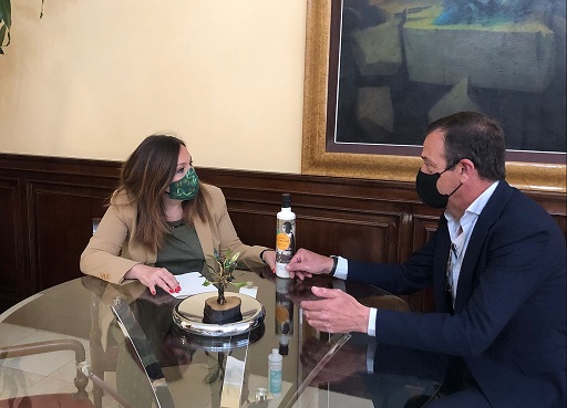 La subdelegada pone en valor que Paradores sirva aceite de oliva virgen producido en Jaén en sus 98 establecimientos hoteleros.