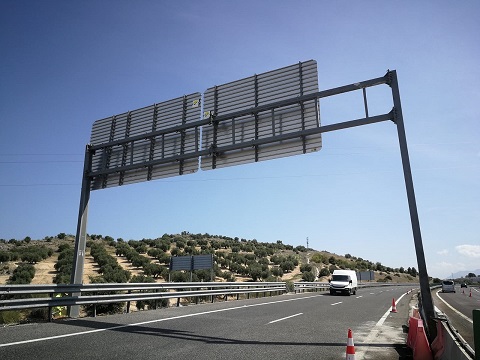 Corte en la Autovía del Olivar para retirar un pórtico dañado tras un accidente de tráfico.