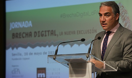 Bendodo afirma que Andalucía transita con paso firme hacia su conversión digital.