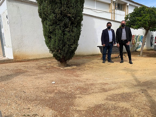 El presidente de la Diputación visita los terrenos donde se construirá el espacio escénico de Escañuela.