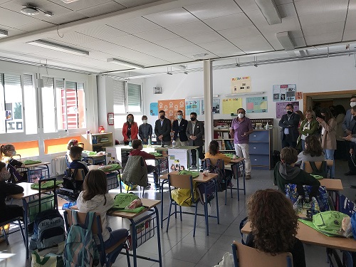 El presidente de la Diputación incide en la necesidad de iniciar a los más pequeños en el consumo del aceite de oliva.