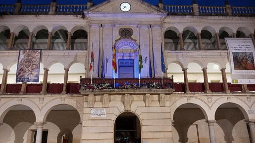 El Ayuntamiento de Andújar se tiñe de azul con motivo del  Día de Europa.