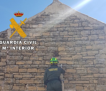 La Guardia Civil neutraliza dos proyectiles de artillería en Lopera y Porcuna.