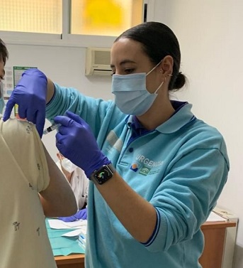 Salud y Familias vacuna en Jaén a 5.800 adolescentes de la meningitis ACWY.
