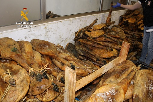 La Guardia Civil investiga a un hombre y una mujer por la venta irregular de productos ibéricos empleando ilegalmente la imagen de la denominación de Origen Guijuelo.