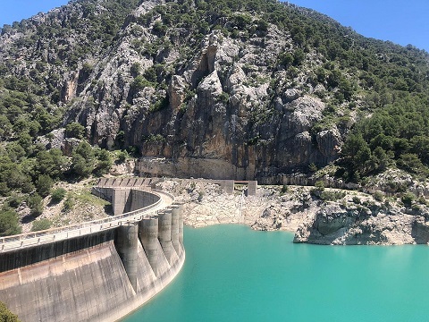 La subdelegada valora la inversión de más de 800.000 euros de la CHG para acondicionar los desagües de la presa del Quiebrajano.