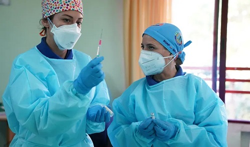 Andalucía adelanta la segunda dosis de AstraZeneca a 10 semanas tras el primer pinchazo.