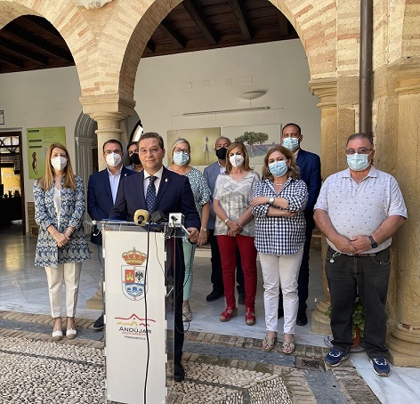 El alcalde, Francisco Huertas, dimite de sus cargos en el Ayuntamiento de Andújar debido a problemas de salud.
