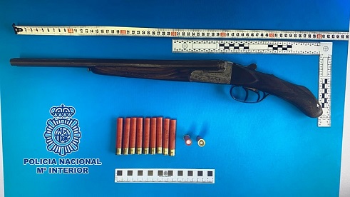 La Policía Nacional detiene en Linares a un hombre que portaba una escopeta, pesando sobre él una orden de ingreso en prisión.