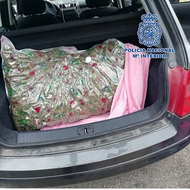 La Policía Nacional detiene en Jaén a cuatro personas que trasportaban siete kilos de marihuana en su vehículo.