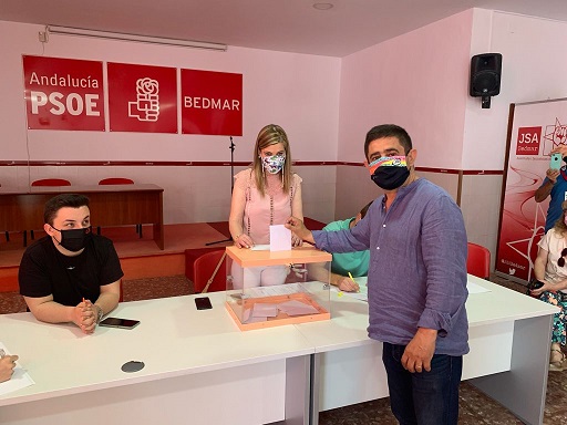 Francisco Reyes ejerce su derecho al voto y anima a la participación.