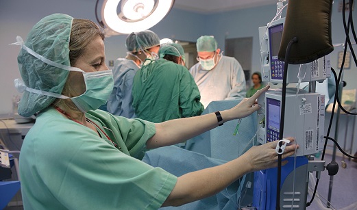 Andalucía baja en el último año un 38,9% los pacientes en lista de espera y un 64,5% en procedimientos garantizados fuera de plazo.