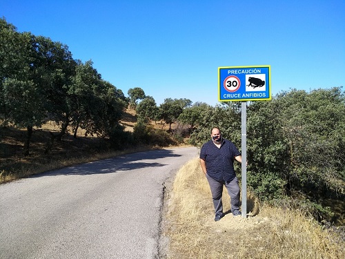 La Concejalía de Medio Ambiente del Ayuntamiento de Andújar instala nuevas señales de precaución ante el paso de anfibios.