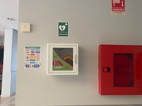 El Ayuntamiento de Andújar adquiere 7 desfibriladores para edificios municipales y espacios públicos.