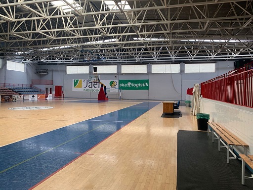 El Ayuntamiento de Andújar continúa trabajando en la sustitución del parquet del Pabellón del Polideportivo Municipal.