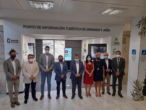 Las provincias de Jaén y Granada inauguran su nuevo punto de información turística en el aeropuerto Federico García Lorca.