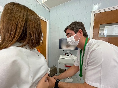 El Hospital Universitario de Jaén ofrece consejo sanitario para cuidar la piel en verano.