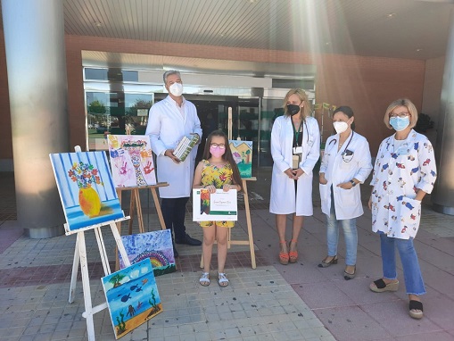 Una niña de 8 años regala seis cuadros pintados por ella misma al Hospital Alto Guadalquivir.