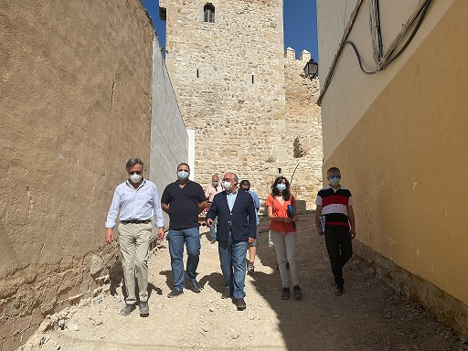 Fomento destaca el avance de las obras para remodelar el entorno del Castillo de Martos.