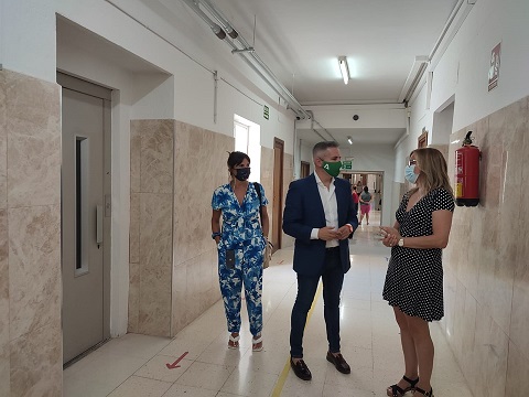 Educación tiene en marcha 23 actuaciones por valor de más de 13 millones de euros para mejorar los centros de la capital.