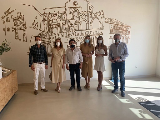 El presidente de la Diputación y la presidenta de AEMO visitan la Cooperativa El Alcázar de Baeza.