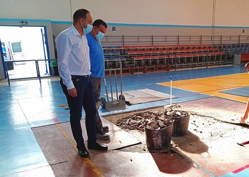El Ayuntamiento de Andújar renovará parte del pavimento del Gimnasio del Polideportivo Municipal.