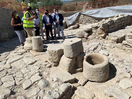 El presidente de la Diputación visita en Porcuna las obras en la cisterna romana de “La Calderona”.