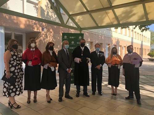 Velasco valora la creciente especialización de la Universidad de Jaén y su apuesta por la mejora de instalaciones.