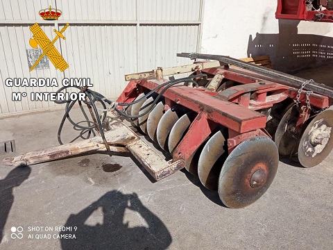 La Guardia Civil ha detenido a dos personas, e investiga a otra, como presuntas autoras de los Delitos de Hurto y Estafa.