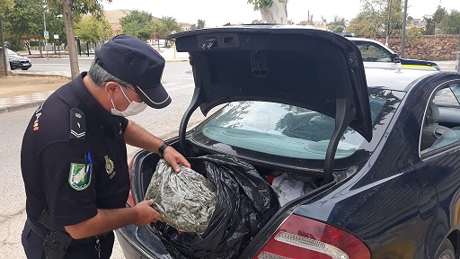 La Unidad de Policía Adscrita en Jaén detiene a dos hombres que portaban cinco kilos de marihuana en su vehículo.