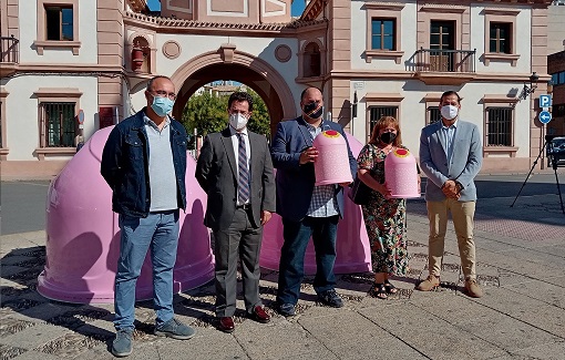 El Ayuntamiento de Andújar y Ecovidrio visibilizan el cáncer de mama a través de una campaña de reciclaje.