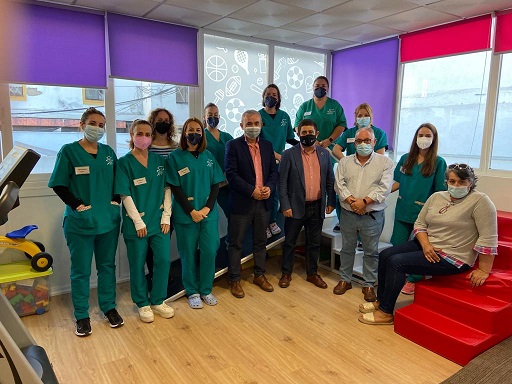 Francisco Reyes visita en Mengíbar la sede de la asociación “Abriendo Camino”.