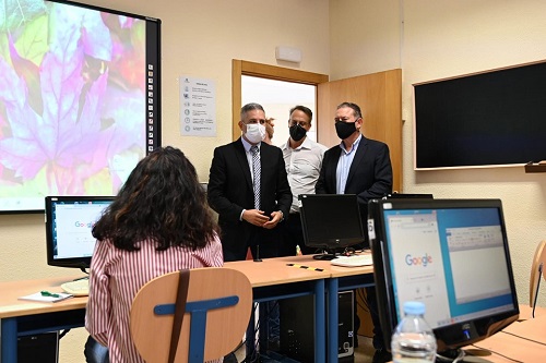 La Junta resalta el valor de la Educación Permanente en una sociedad “dinámica y versátil”.