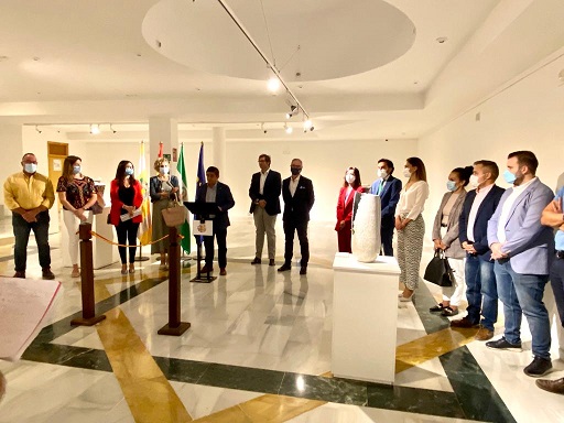 El presidente de la Diputación destaca el liderazgo de Bailén en el sector de la cerámica decorativa y artesanal.