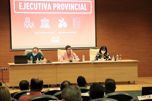 Reyes denuncia que “Moreno Bonilla está atacando los cimientos de un sistema público que ha costado mucho esfuerzo crear en Andalucía”.