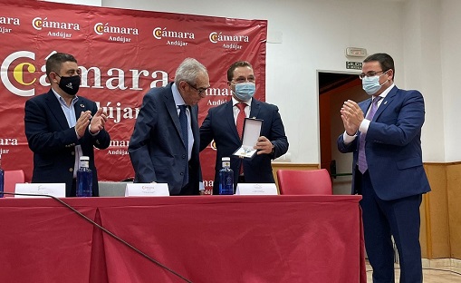 Reyes interviene en el acto de entrega de la Medalla de Oro de la Cámara de Comercio de Andújar a Francisco Huertas.