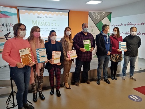 El Ayuntamiento de Andújar entrega material didáctico sobre el flamenco a los centros escolares de la ciudad.
