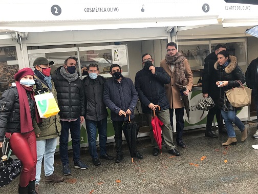 Reyes destaca la buena respuesta de los navarros que se acercan a descubrir los aceites tempranos de Jaén.