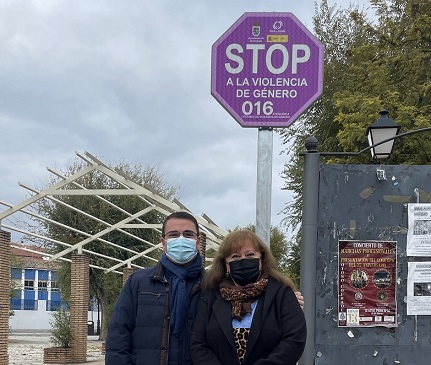 El Ayuntamiento de Andújar reparte 5 señales por todo el municipio para prevenir contra la violencia de género.