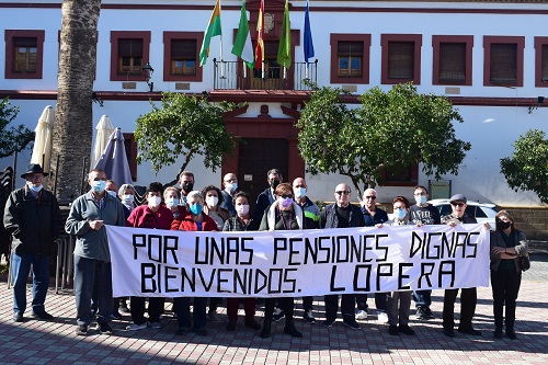 Una concentración en la Plaza de la Constitución de Lopera reivindica unas pensiones dignas para todos los pensionistas.
