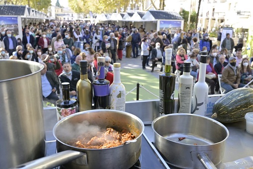 Miles de visitantes refrendan con su asistencia el éxito de la 8ª Fiesta del Primer Aceite de Jaén celebrada en Baeza.
